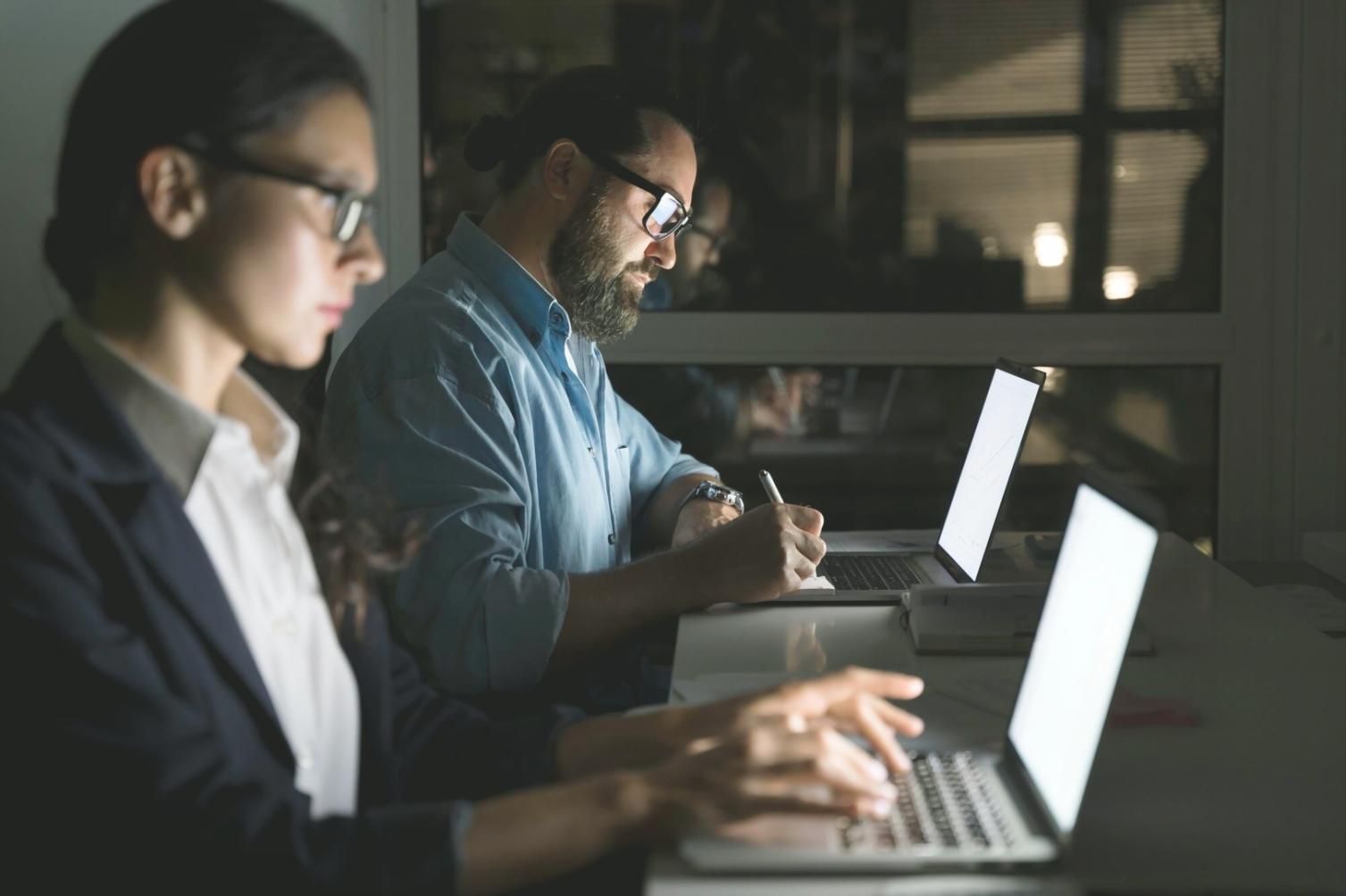 Análisis financiero con gráficos y documentos de trabajo